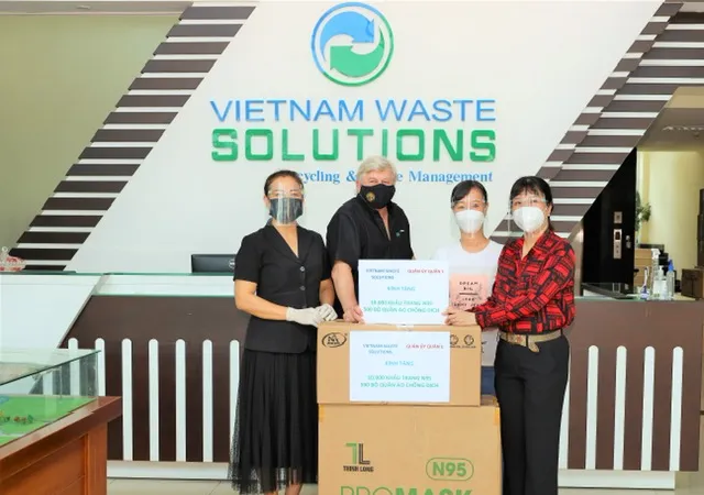 Đại diện VWS trao tặng vật tư y tế cho đại diện Quận ủy quận 1