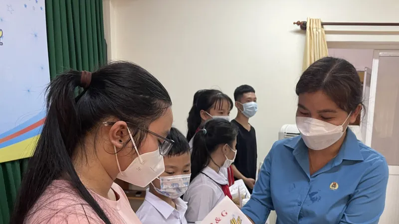 Năm nay, học bổng của chương trình được chia thành nhiều đợt trao đến các em theo từng địa bàn