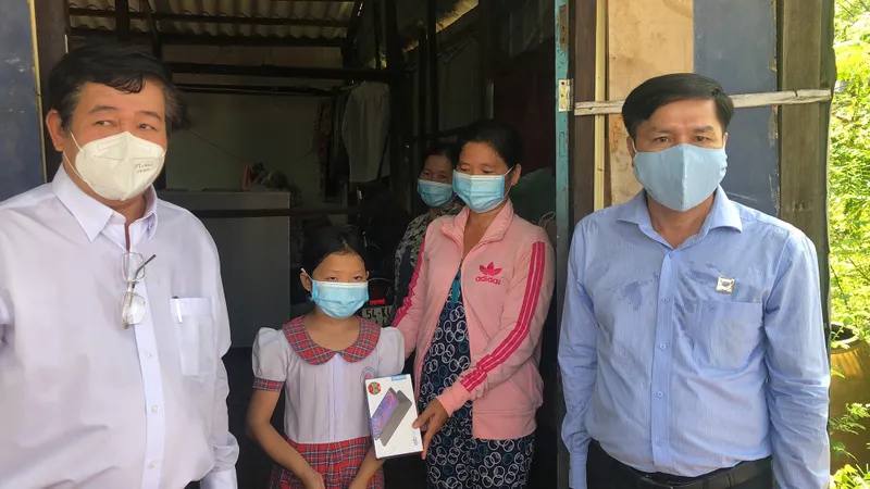 Đại diện EVNHCMC trao thiết bị học trực tuyến cho các em học sinh tại Huyện Cần Giờ