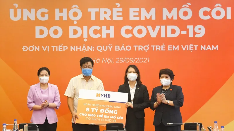 Bà Ninh Thị Lan Phương, Phó Tổng Giám đốc SHB trao hỗ trợ 8 tỷ đồng cho Quỹ bảo trợ trẻ em Việt Nam nhằm hỗ trợ 1.600 trẻ em mồ côi trong đại dịch Covid-19 trên cả nước