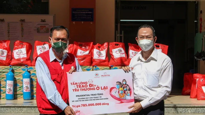 Prudential trao tặng 250 bình oxy và 1.200 túi an sinh cho các hộ dân khó khăn tại 6 tỉnh thành phía Nam vào ngày 22-9 vừa qua
