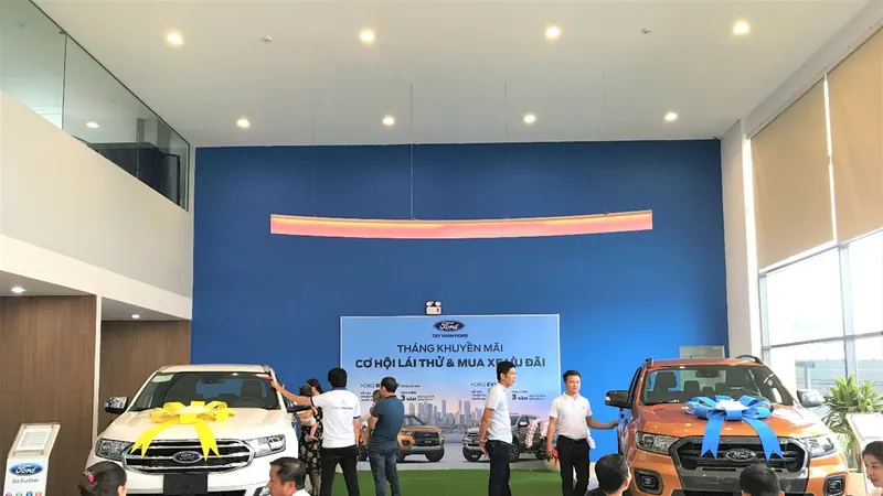 Khách hàng được tư vấn tại Tây Ninh Ford