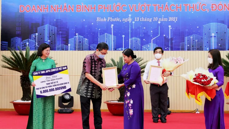 Ông Arif Widjaja - Tổng giám đốc Japfa Việt Nam trao tặng trang thiết bị y tế trị giá 6 tỷ đồng