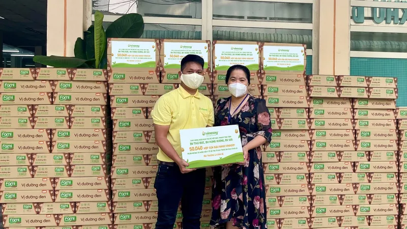 Đại diện Vinasoy trao những hộp sữa đậu nành như một món quà sức khỏe đến lực lượng tuyến đầu tại BV 115