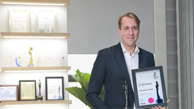 Ông Paul Verhulst, Tổng Giám đốc Medtronic Indochina nhận chứng nhận vinh danh "Nơi làm việc tốt nhất châu Á 2021"