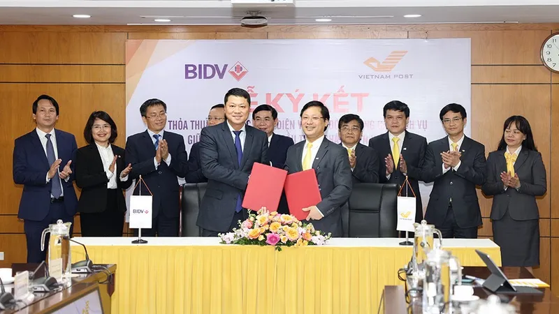 Ông Lê Ngọc Lâm, Tổng Giám đốc BIDV và ông Chu Quang Hào, Tổng Giám đốc Vietnam Post đại diện hai đơn vị ký kết thỏa thuận hợp tác
