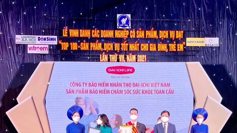 Ông Ngô Việt Phương, Phó Tổng Giám đốc Kinh doanh Dai-ichi Life Việt Nam nhận giải thưởng "Top 100 - Sản phẩm, dịch vụ tốt nhất cho gia đình, trẻ em" năm 2021