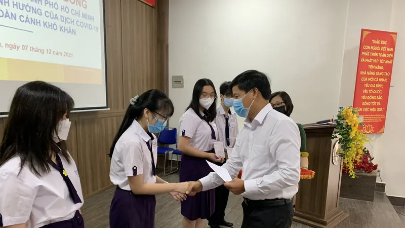 Ông Lê Văn Minh, Chủ tịch Công đoàn EVNHCMC trao học bổng cho 6 em học sinh trường THPT Nguyễn Thị Minh Khai có hoàn cảnh đặc biệt vì dịch Covid-19