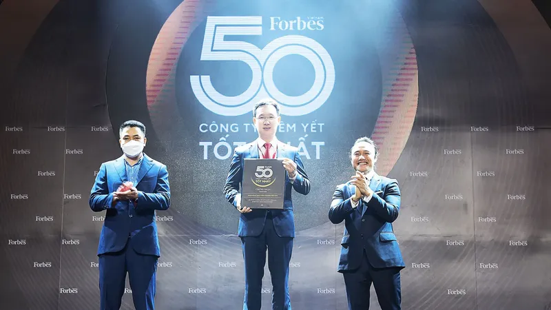 Ông Lê Thanh Tùng - Thành viên HĐQT VietinBank đại diện Ngân hàng nhận vinh danh Top 50 Công ty niêm yết tốt nhất Việt Nam năm 2021