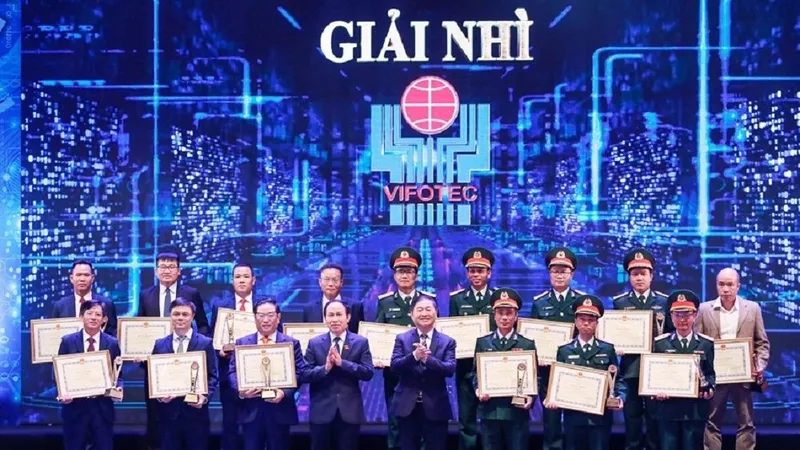 Các tác giả được trao giải nhì VIFOTEC 2020