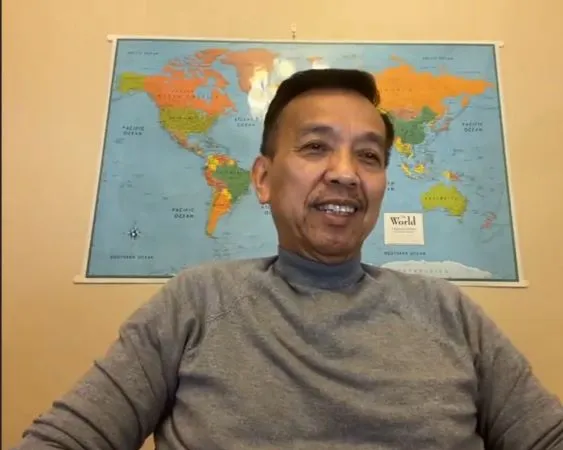Ông David Dương trao đổi trực tiếp về ý nghĩa của việc trồng cây xanh