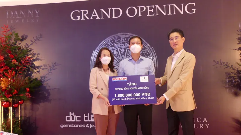 Ông Tạ Duy Hải, CEO Danny Jewelry trao bảng tượng trưng tài trợ Quỹ học bổng Nguyễn Văn Hưởng cho đại diện Báo Sài Gòn Giải Phóng và đại diện Trường Đại học Y Dược TPHCM