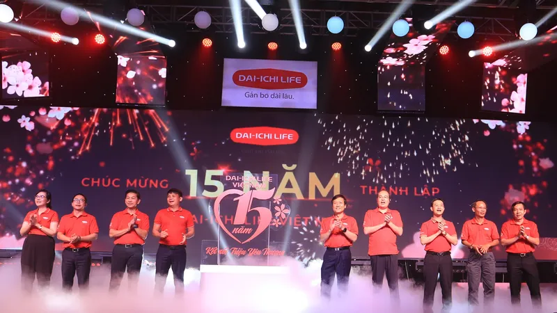 Ban Lãnh đạo cấp cao Dai-ichi Life Việt Nam chào mừng 15 năm thành lập công ty