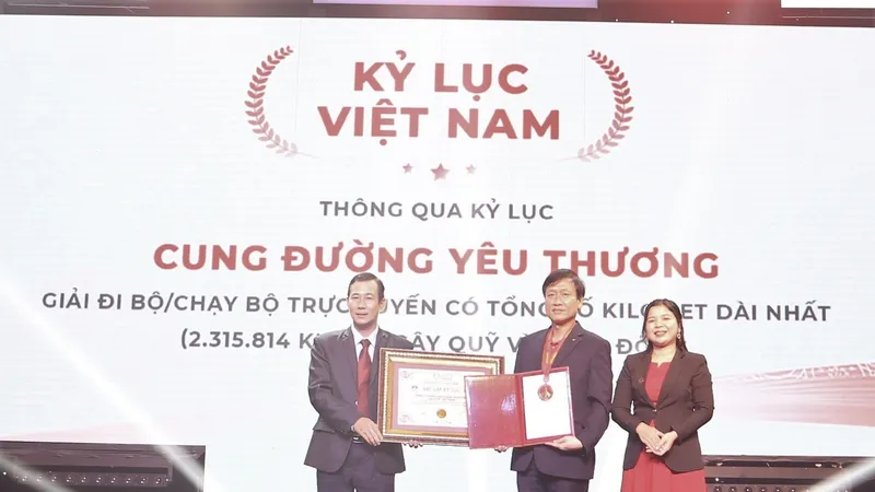 Ông Trần Đình Quân - Chủ tịch kiêm Tổng Giám đốc Dai-ichi Life Việt Nam đón nhận chứng nhận kỷ lục Việt Nam