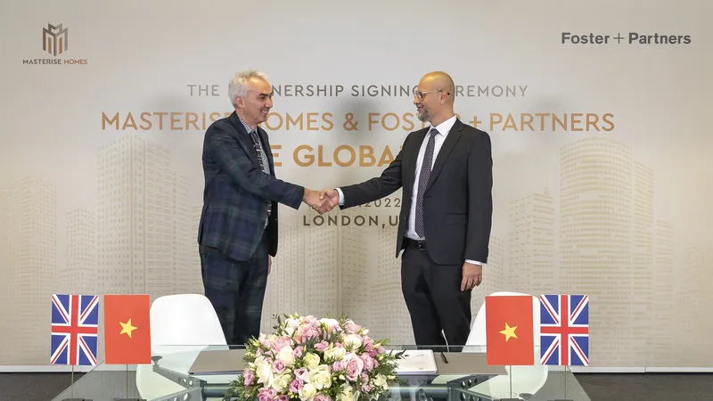 Ông Youssef Akila, Giám đốc Khối Thiết kế Masterise Homes (phải) và ông Gerard Evenden, Đối tác cấp cao, Giám đốc Studio của Foster + Partners tham gia ký kết hợp tác phát triển khu đô thị tiêu chuẩn quốc tế tại trung tâm TPHCM