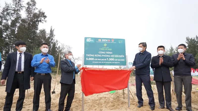 Đại diện các đơn vị khánh thành công trình trồng 6.500 cây xanh phòng hộ ven biển tại xã Quỳnh Liên, thị xã Hoàng Mai, Nghệ An