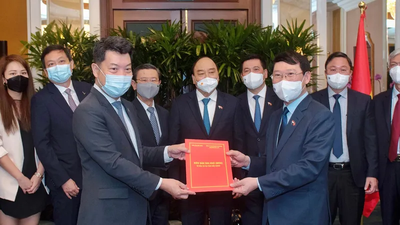 Ông Jason Leow, Giám đốc điều hành CapitaLand Development và ông Lê Ánh Dương, Chủ tịch UBND tỉnh Bắc Giang tại buổi lễ trao đổi Biên bản ghi nhớ hợp tác đầu tư