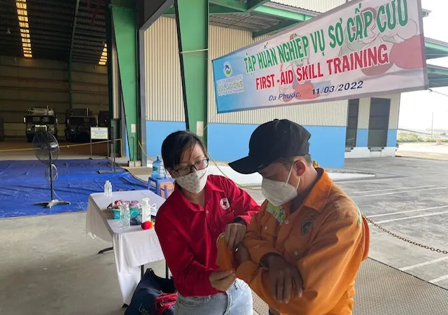 Cán bộ huấn luyện đang hướng dẫn băng bó tạm cho công nhân VWS
