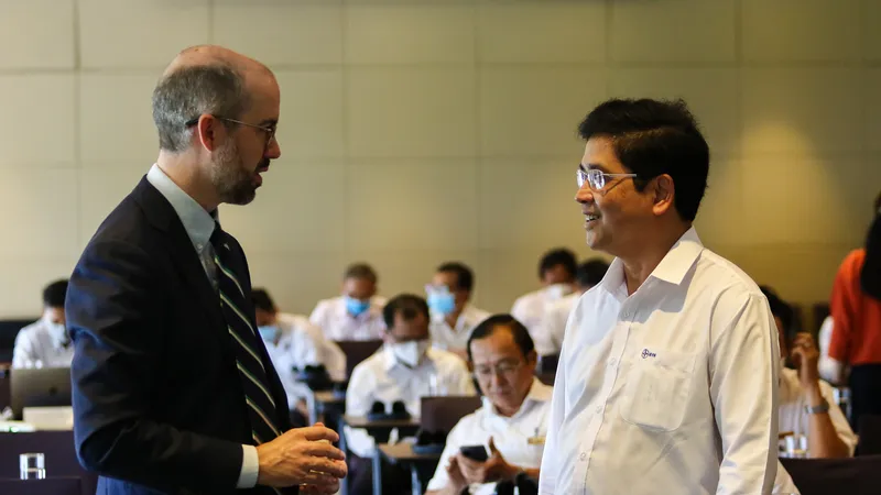  Ông Nathan Moore – Giám đốc dự án CIRTS và ông Võ Quang Lâm - Phó tổng giám đốc EVN trao đổi bên lề sự kiện.Ảnh: GIZ