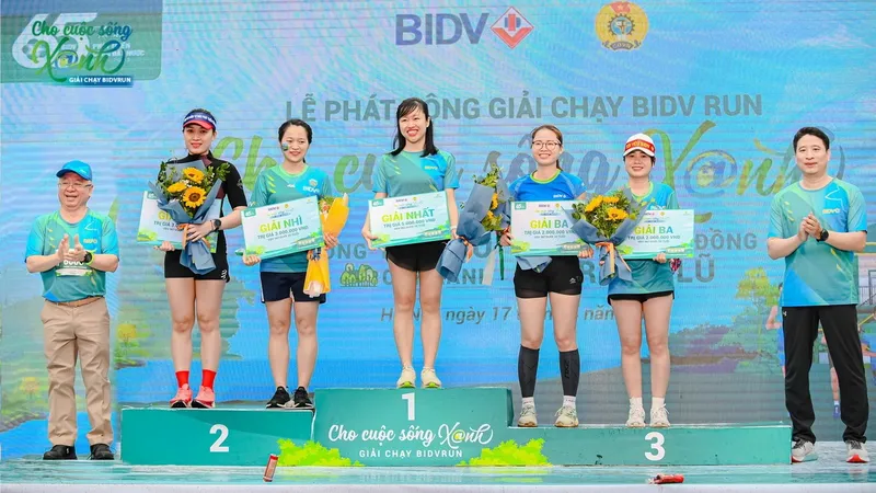 Lãnh đạo BIDV trao thưởng cho một số vận động viên nữ có thành tích cao trong ngày khai mạc “Giải chạy BIDVRun- Cho cuộc sống Xanh”