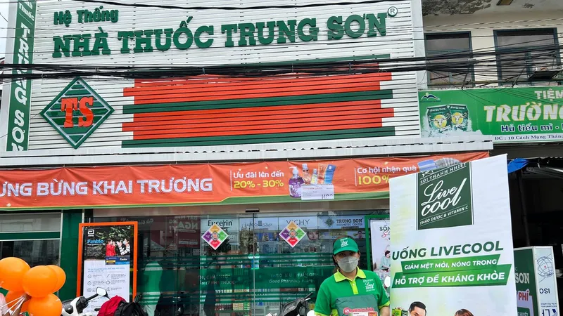 Sủi Livecool tại lễ khai trương Nhà Thuốc Trung Sơn tại Cần Thơ