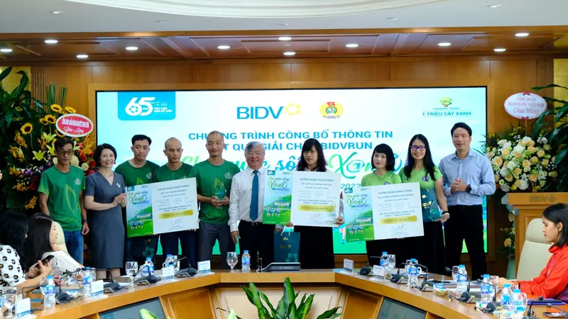 Đại diện Lãnh đạo BIDV trao thưởng cho các đội đạt thành tích cao trong giải chạy “BIDVRUN – cho cuộc sống xanh 2022”