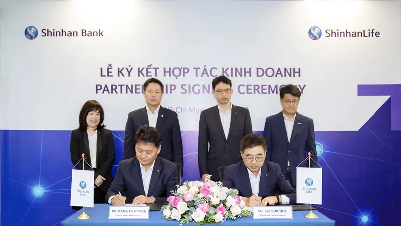 Ông Kang GewWon, Tổng Giám đốc Ngân hàng Shinhan Việt Nam (trái) và ông Lee Euichul, Tổng Giám đốc Shinhan Life Việt Nam ký kết hợp tác kinh doanh bảo hiểm