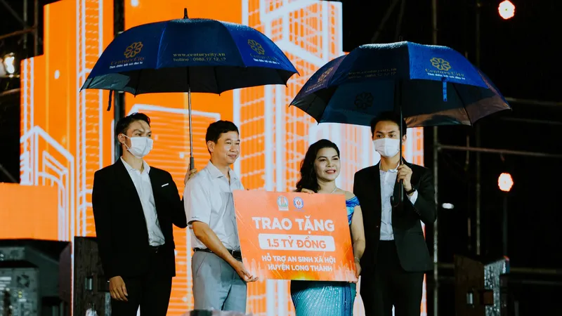  Ông Nguyễn Tấn Hưng - Trưởng Ban Dân vận Huyện ủy - Chủ tịch Ủy ban MTTQVN huyện Long Thành đại diện địa phương nhận tài trợ từ Bà Đặng Thị Kim Oanh – Chủ tịch HĐQT kiêm Tổng giám đốc Kim Oanh Group