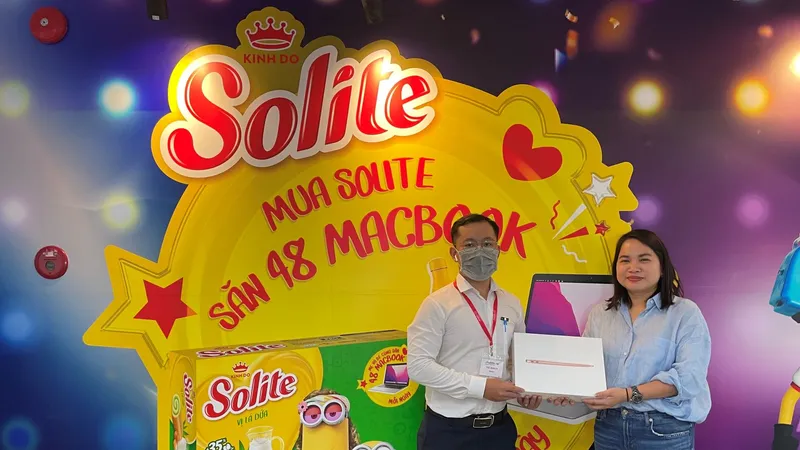 Những khách hàng may mắn đầu tiên trúng thưởng Macbook Air