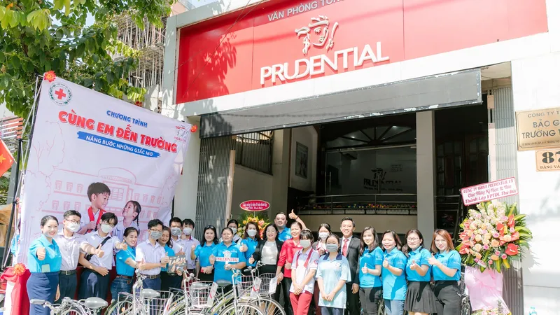 Prudential trao tặng xe đạp cho học sinh nghèo hiếu học tại TP Thủ Đức