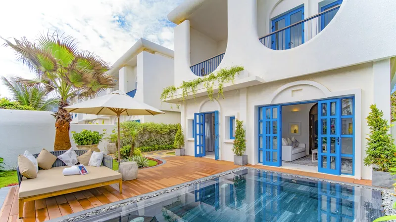 Phong cách thiết kế đậm chất Địa Trung Hải với những ô cửa đối xứng cùng sắc xanh - trắng nổi bật tưởng chừng chỉ có ở bên kia bán cầu