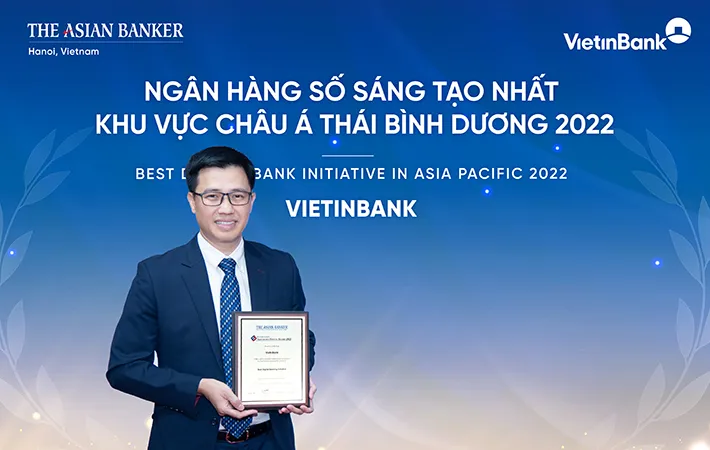 Đại diện VietinBank, ông Trần Hoài Nam, Phó Giám đốc Khối KHDN kiêm Giám đốc Trung tâm Phát triển Giải pháp tài chính khách hàng (PTGPTCKH) nhận giải “Ngân hàng số sáng tạo nhất Châu Á Thái Bình Dương”