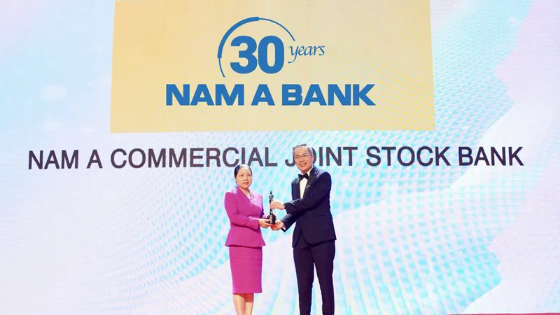 Đại diện Nam A Bank nhận giải thưởng “Nơi làm việc tốt nhất châu Á 2022”