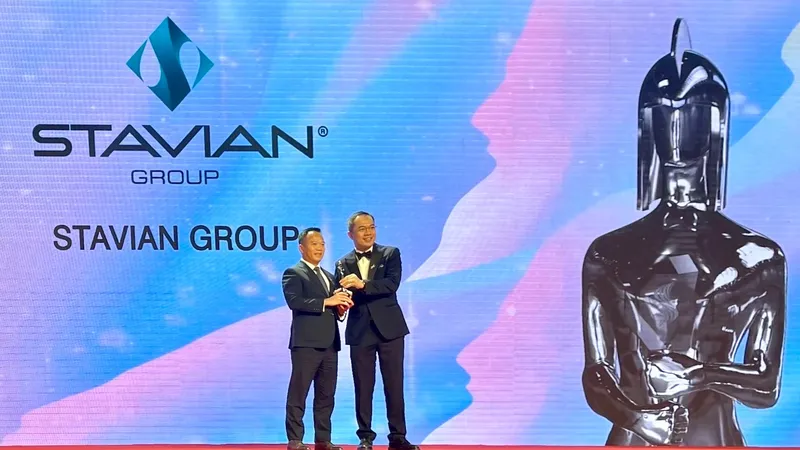 Ông Đinh Đức Thắng, Chủ Tịch HĐQT kiêm Tổng Giám đốc Tập Đoàn Stavian (bên trái) nhận cúp "Nơi làm việc tốt nhất châu Á năm 2022"