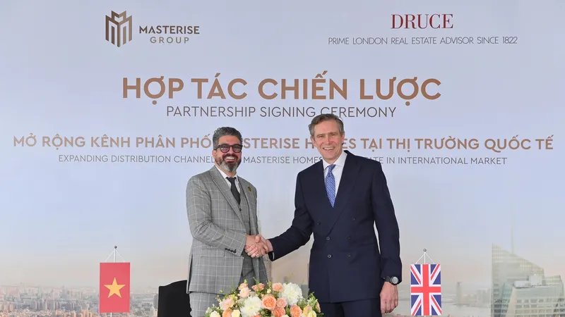 Ông Gibran Bukhari, Giám đốc khối Kinh doanh Masterise Homes và ông Robert Bartlett, Tổng giám đốc Druce Toàn cầu tham gia ký kết hợp tác chiến lược