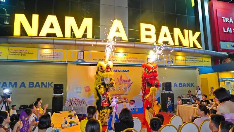 Các em thiếu nhi thích thú với các chú Lân đang nhảy múa