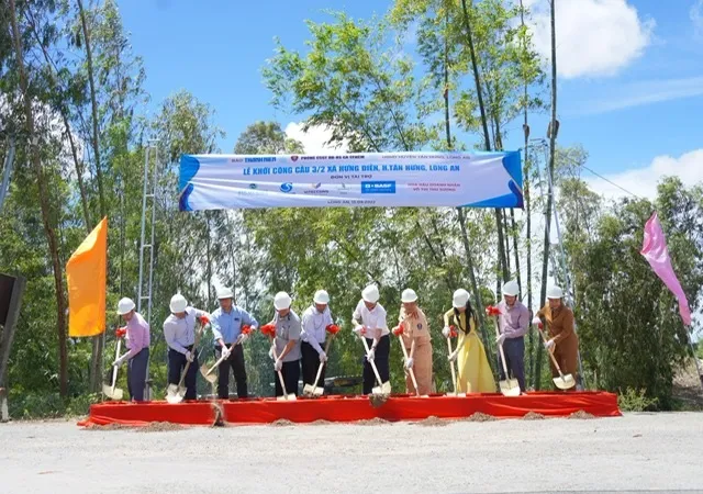 Các đại biểu tham dự nghi thức khởi công
