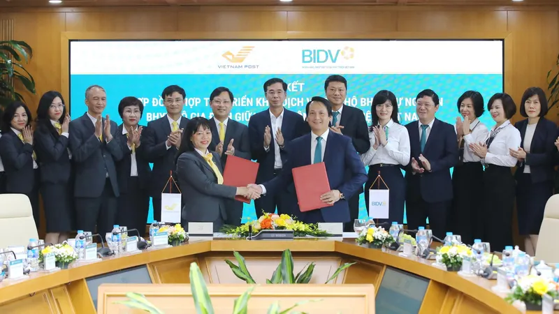 Ông Trần Long, Phó Tổng Giám đốc BIDV và bà Chu Thị Lan Hương, Phó Tổng Giám đốc Vietnam Post, đại diện hai bên ký kết hợp đồng