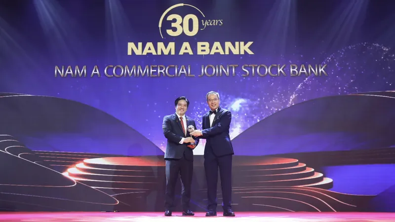Ông Trần Khải Hoàn - Phó Tổng Giám đốc thường trực, đại diện Nam A Bank vinh dự nhận giải thưởng từ ban tổ chức