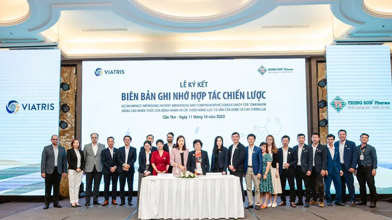 Đại diện Công ty Viatris Việt Nam (trái) và đại diện Hệ thống Trung Sơn Pharma (phải) ký kết biên bản ghi nhớ về việc cải thiện năng lực tư vấn toàn diện của dược sĩ giúp nâng cao nhận thức của người bệnh đối với các bệnh không lây nhiễm