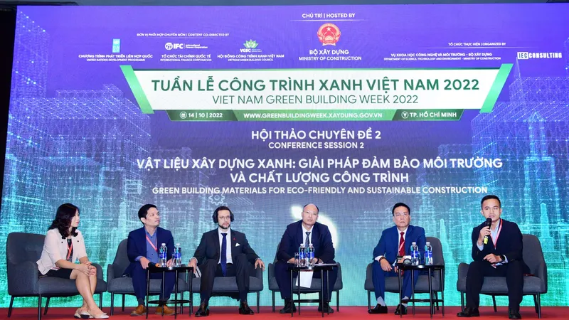 Ông Nguyễn Hải Anh – Giám đốc kỹ thuật Saint-Gobain Việt Nam (người đầu tiên từ phải qua) chia sẻ cùng các diễn giả kinh nghiệm phát triển công trình xanh hướng tới xây dựng đô thị bền vững tại "Tuần lễ công trình xanh Việt Nam 2022” 