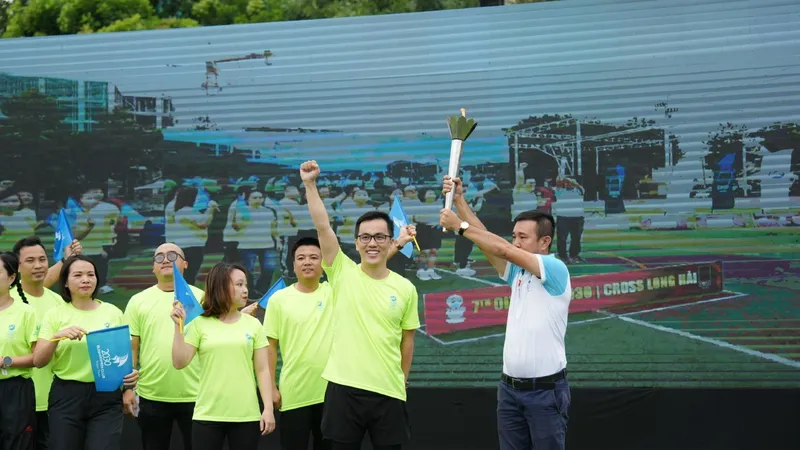 Ông Dương Quốc Đạt - nguyên trưởng BTC Olympic lần 6 trao đuốc lại cho ông Nguyễn Duy Mạnh - Trưởng BTC Olympic lần 7