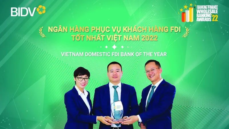 Đại diện BIDV nhận Giải thưởng Ngân hàng phục vụ khách hàng FDI tốt nhất Việt Nam năm 2022