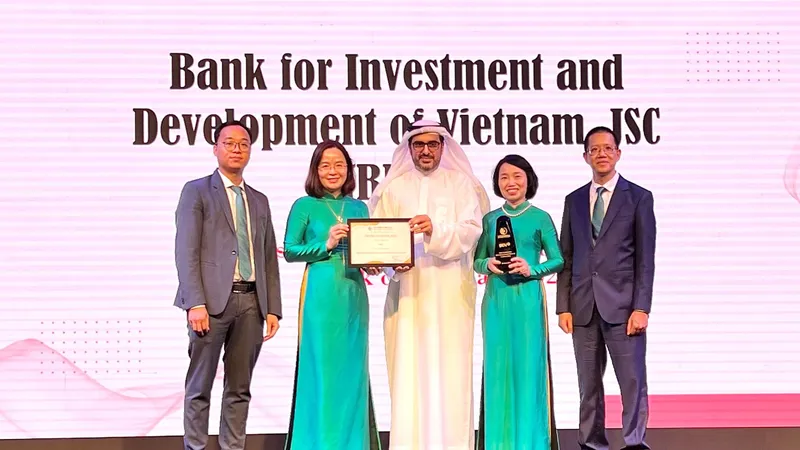 Đại diện BIDV nhận giải thưởng Ngân hàng quản lý rủi ro sáng tạo nhất Việt Nam 2022