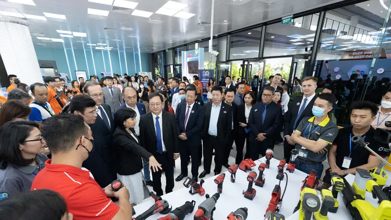 Lãnh đạo Bộ Khoa học - Công nghệ và lãnh đạo TPHCM thăm quan khu trưng bày của TTI tại lễ kỷ niệm 20 năm thành lập của SHTP