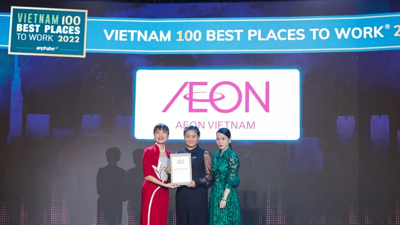 Bà Trần Thị Tuyết Trinh (đứng giữa) – Trưởng phòng Nhân sự AEON Việt Nam – nhận giải tại lễ vinh danh Top 100 Nơi làm việc tốt nhất Việt Nam 2022