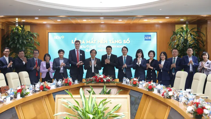 Các đại biểu tham dự lễ ra mắt Nền tảng số SMEasy dành cho DNNVV 