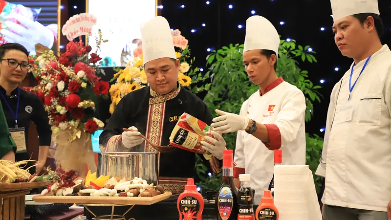 Các nghệ nhân trổ tài sử dụng các sản phẩm gia vị CHIN-SU trong phần thi