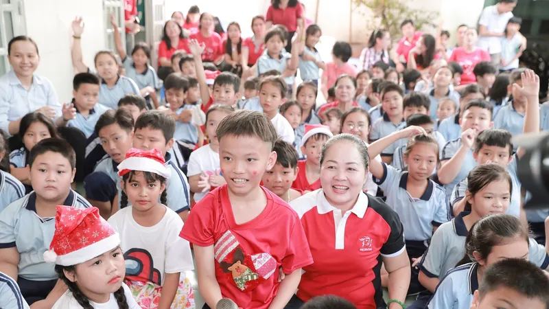 Các bé háo hức tham gia một ngày hội Giáng sinh đặc biệt