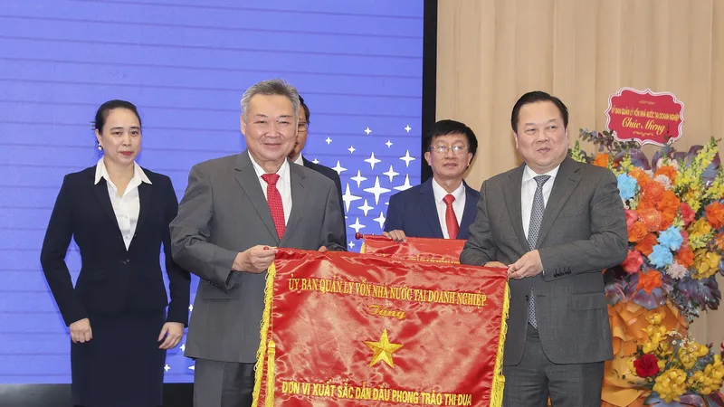 Chủ tịch Hội đồng thành viên EVNHCMC Phạm Quốc Bảo thay mặt đơn vị đón nhận Cờ “Đơn vị xuất sắc dẫn đầu phong trào thi đua năm 2022”